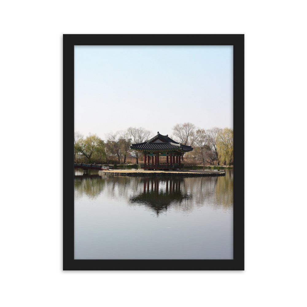 Poster mit Rahmen - Pavillon mitten im Wasser Schwarz / 30×40 cm artlia