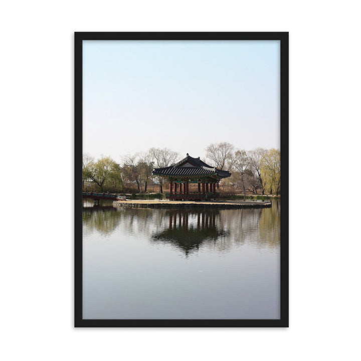 Poster mit Rahmen - Pavillon mitten im Wasser Schwarz / 50×70 cm artlia