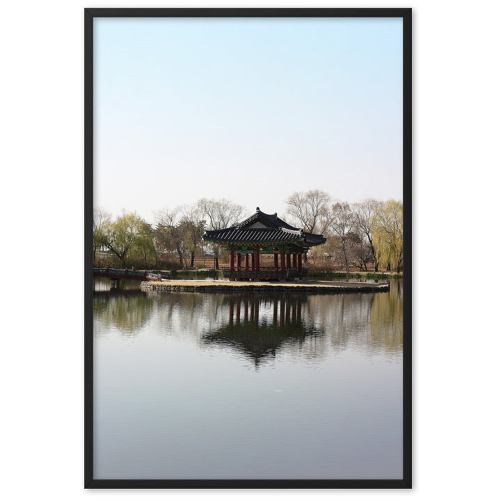 Poster mit Rahmen - Pavillon mitten im Wasser Schwarz / 61×91 cm artlia