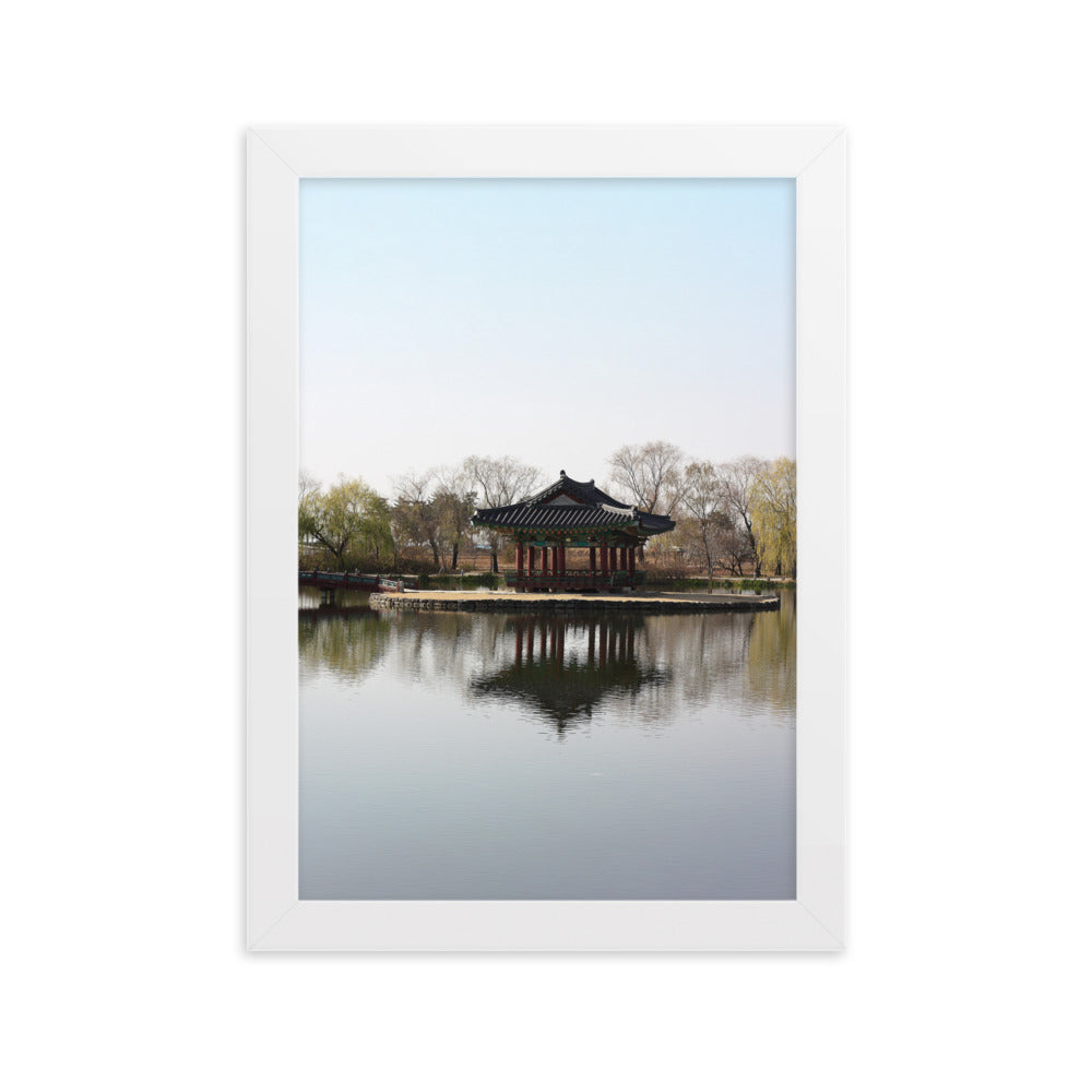 Poster mit Rahmen - Pavillon mitten im Wasser Weiß / 21×30 cm artlia