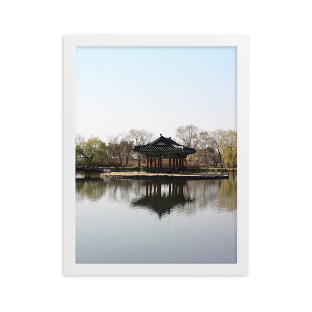 Poster mit Rahmen - Pavillon mitten im Wasser Weiß / 30×40 cm artlia