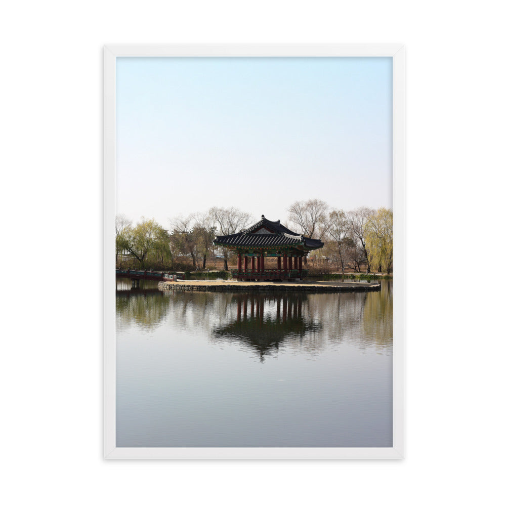 Poster mit Rahmen - Pavillon mitten im Wasser Weiß / 50×70 cm artlia