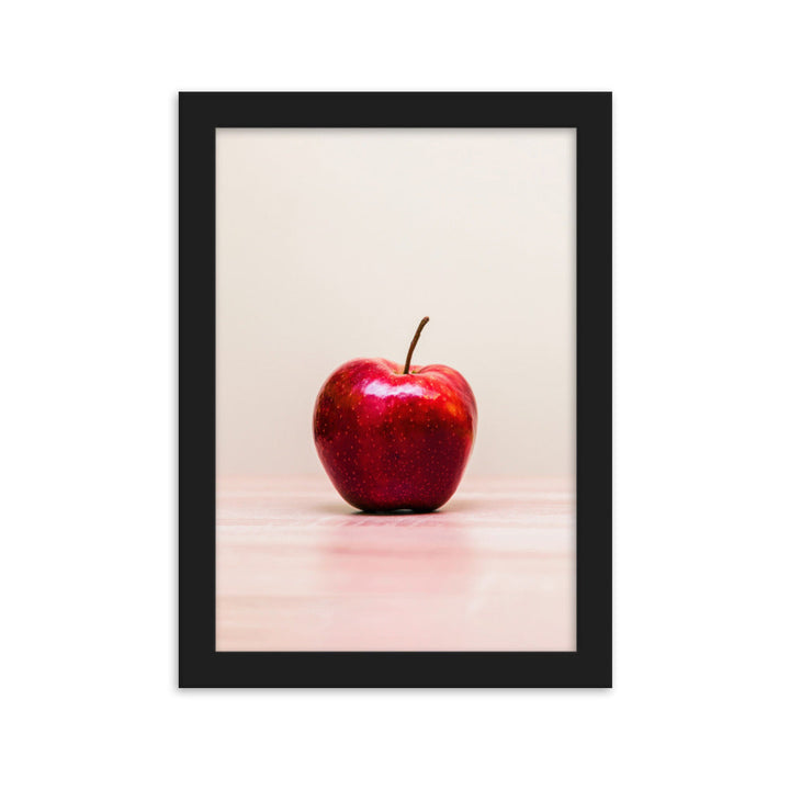 Red Apple - Poster im Rahmen Schwarz / 21×30 cm artlia
