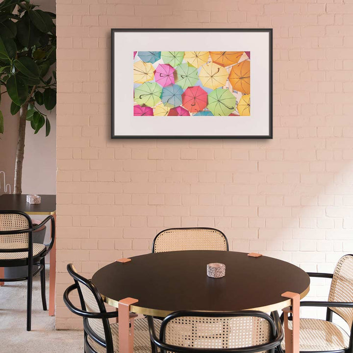 Regenbogenschirm - Poster im Rahmen mit Passepartout schwarz / 61×91 cm artlia