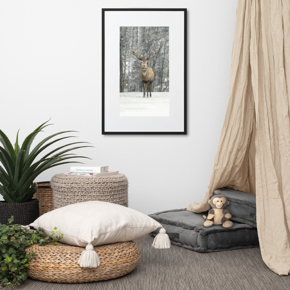 Rotwild im Schnee - Poster im Rahmen mit Passepartout artlia
