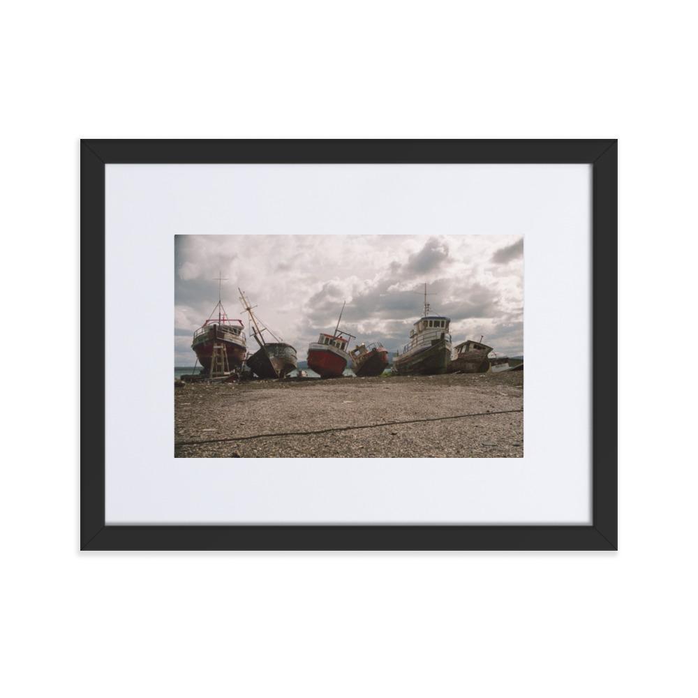 ruhende Schiffe - Poster im Rahmen mit Passepartout Schwarz / 30×40 cm artlia
