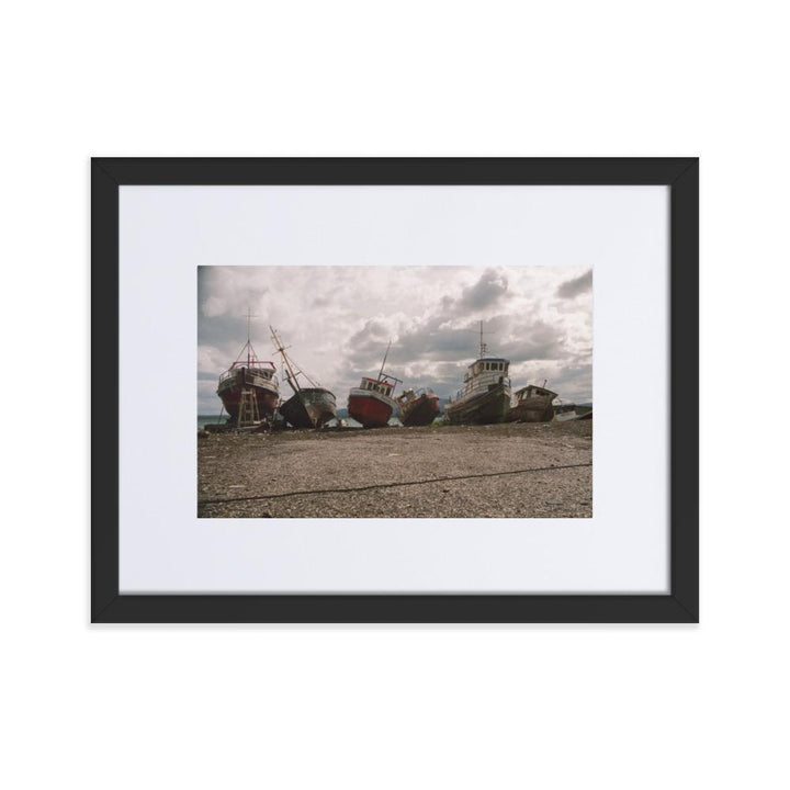 ruhende Schiffe - Poster im Rahmen mit Passepartout Schwarz / 30×40 cm artlia