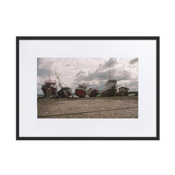 ruhende Schiffe - Poster im Rahmen mit Passepartout Schwarz / 50×70 cm artlia