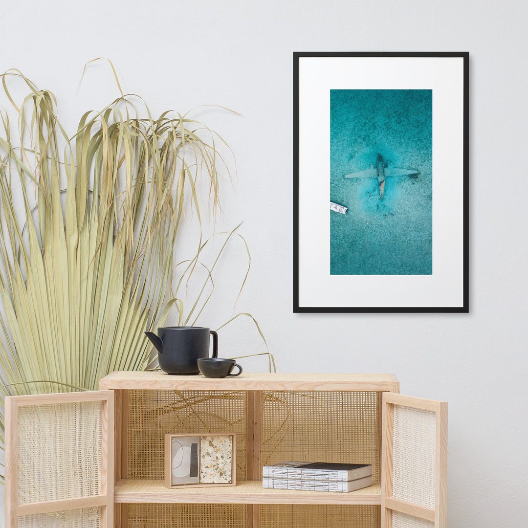 Sunken Plane - Poster im Rahmen mit Passepartout artlia