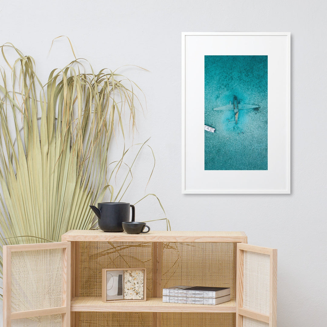 Sunken Plane - Poster im Rahmen mit Passepartout artlia