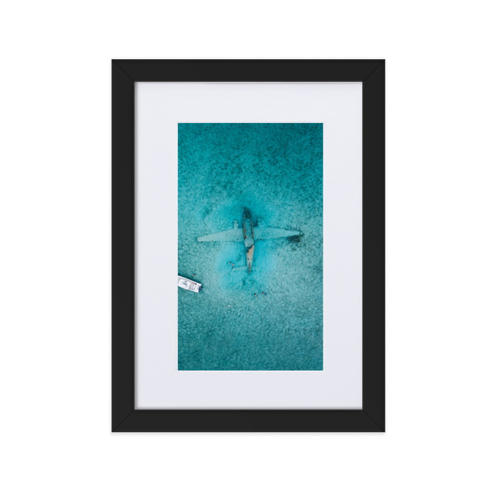 Sunken Plane - Poster im Rahmen mit Passepartout Schwarz / 21×30 cm artlia