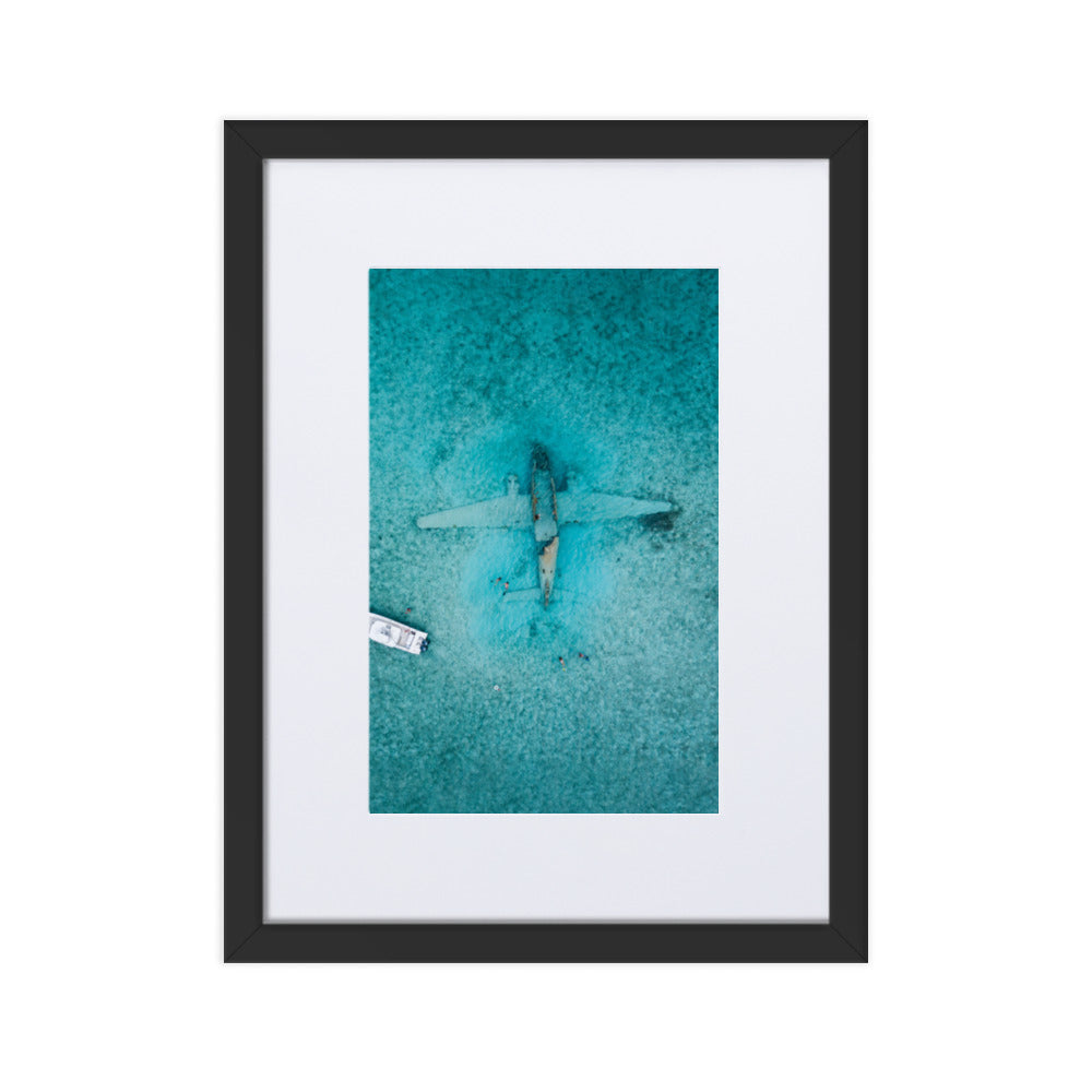 Sunken Plane - Poster im Rahmen mit Passepartout Schwarz / 30×40 cm artlia