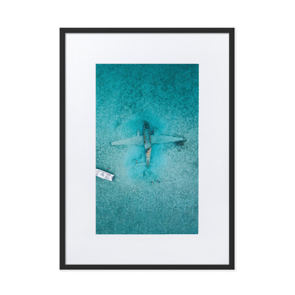 Sunken Plane - Poster im Rahmen mit Passepartout Schwarz / 50×70 cm artlia