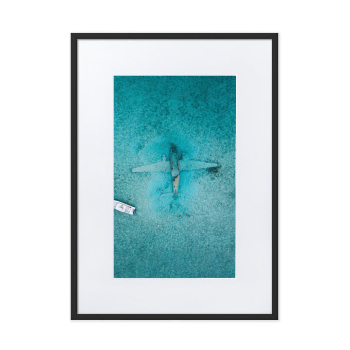 Sunken Plane - Poster im Rahmen mit Passepartout Schwarz / 50×70 cm artlia