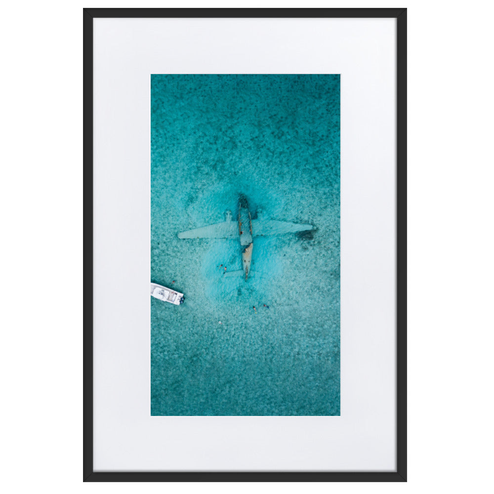 Sunken Plane - Poster im Rahmen mit Passepartout Schwarz / 61×91 cm artlia