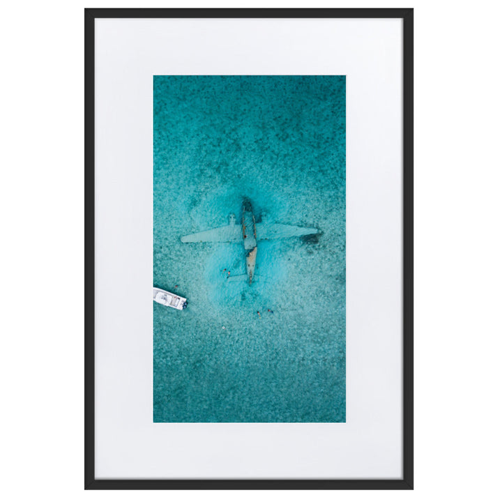 Sunken Plane - Poster im Rahmen mit Passepartout Schwarz / 61×91 cm artlia