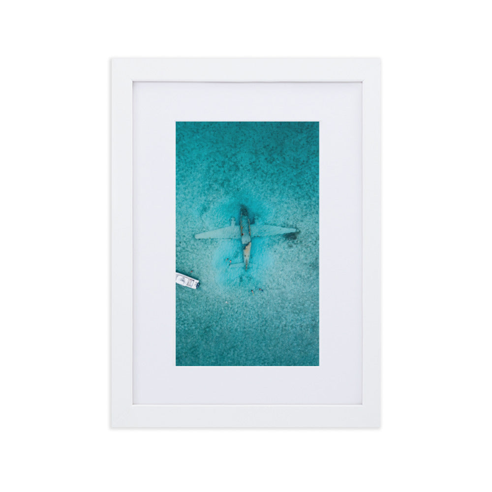 Sunken Plane - Poster im Rahmen mit Passepartout Weiß / 21×30 cm artlia