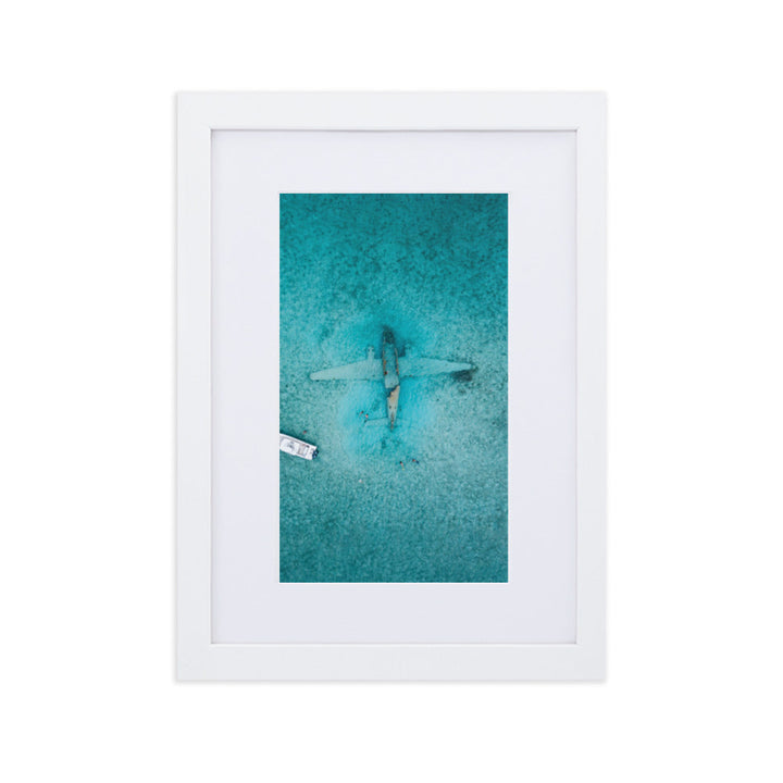 Sunken Plane - Poster im Rahmen mit Passepartout Weiß / 21×30 cm artlia