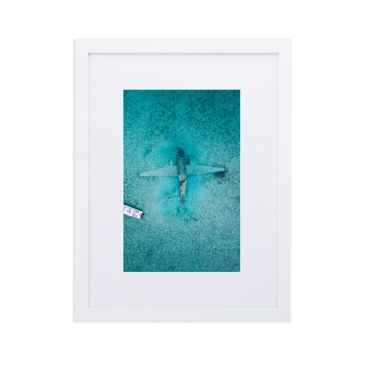 Sunken Plane - Poster im Rahmen mit Passepartout Weiß / 30×40 cm artlia