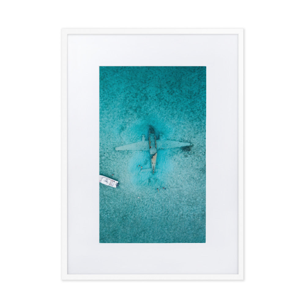 Sunken Plane - Poster im Rahmen mit Passepartout Weiß / 50×70 cm artlia