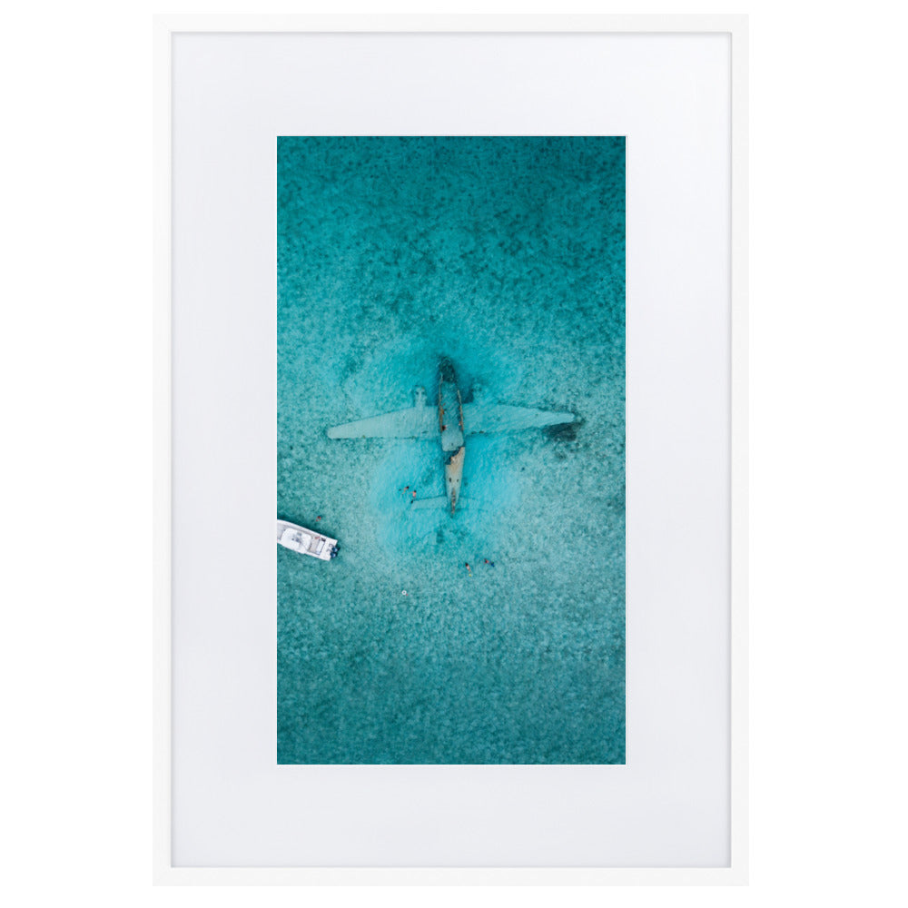 Sunken Plane - Poster im Rahmen mit Passepartout Weiß / 61×91 cm artlia