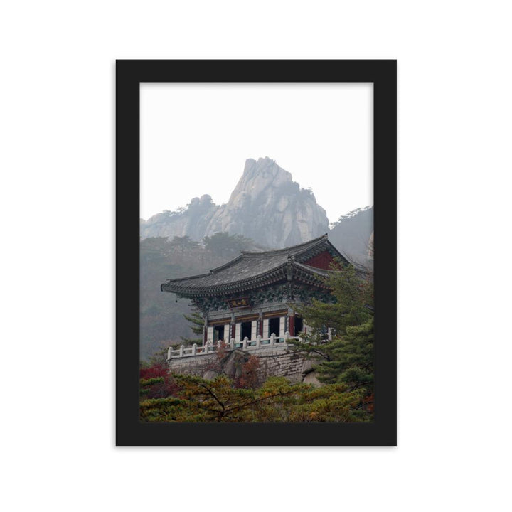 Tempel im Berg - Poster im Rahmen Schwarz / 21×30 cm artlia
