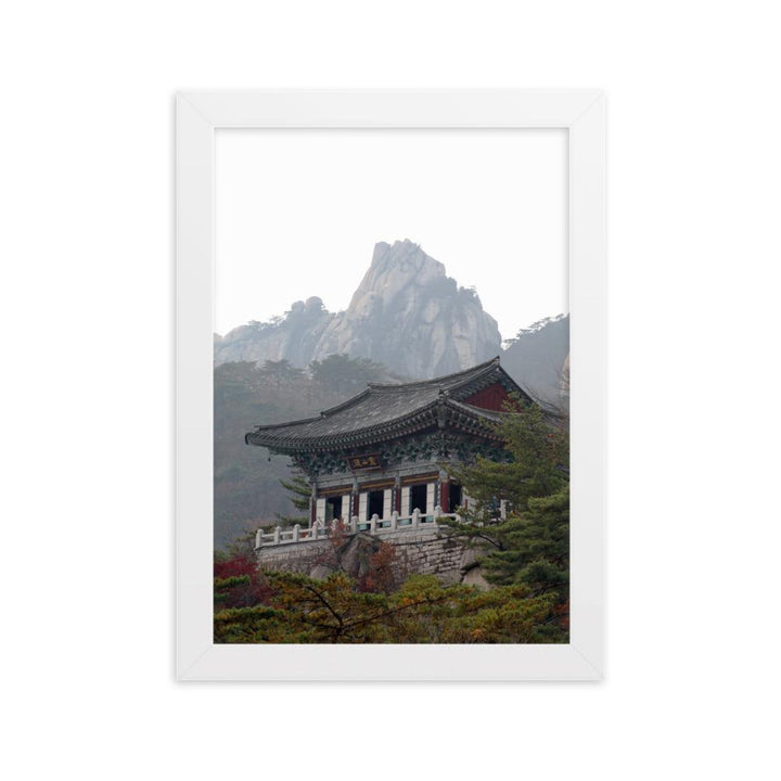 Tempel im Berg - Poster im Rahmen Weiß / 21×30 cm artlia