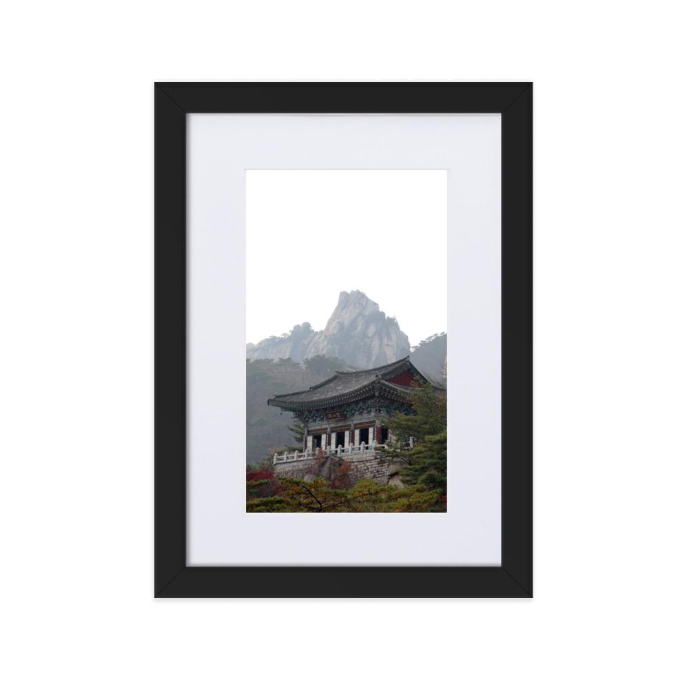 Tempel im Berg - Poster im Rahmen mit Passepartout Schwarz / 21×30 cm artlia