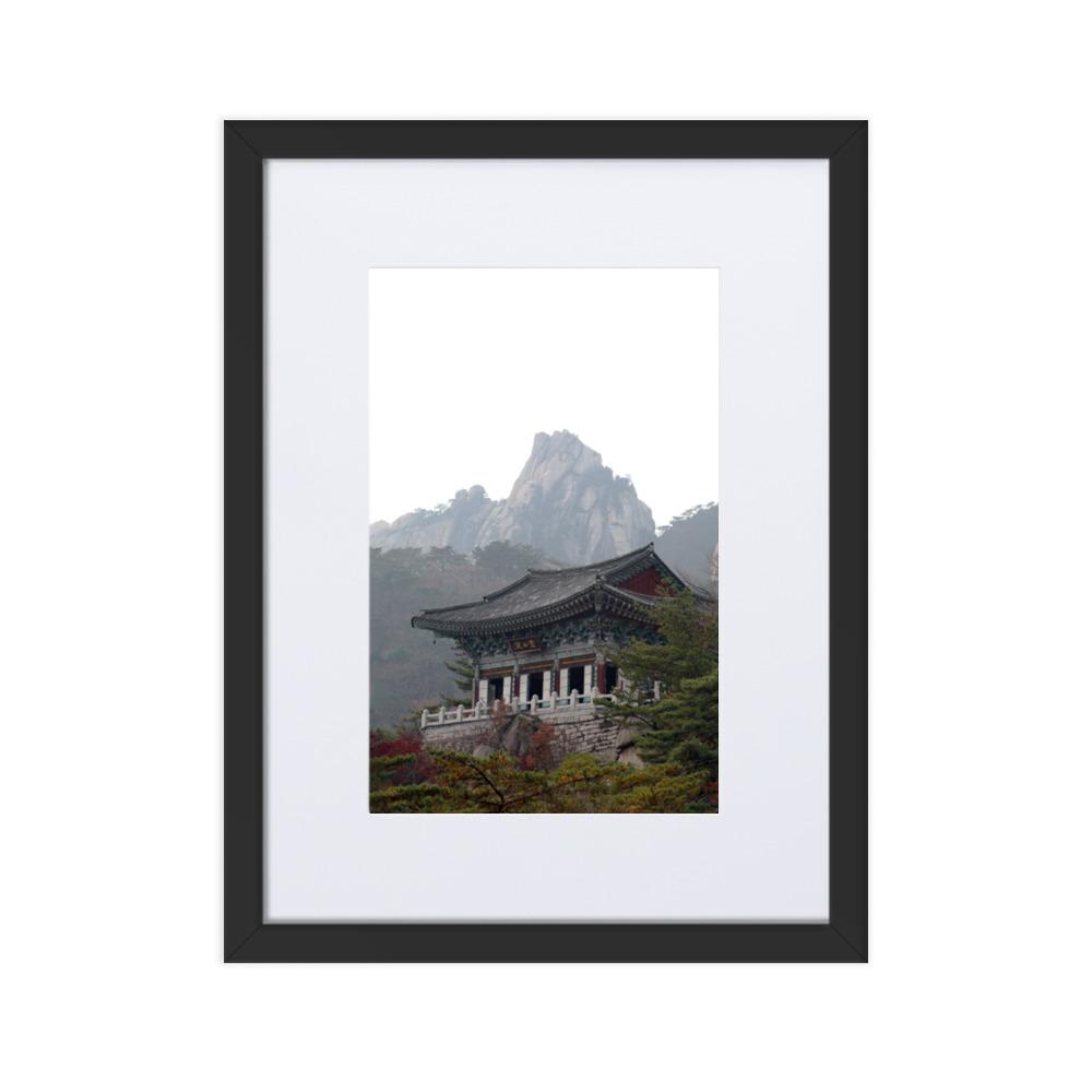 Tempel im Berg - Poster im Rahmen mit Passepartout Schwarz / 30×40 cm artlia
