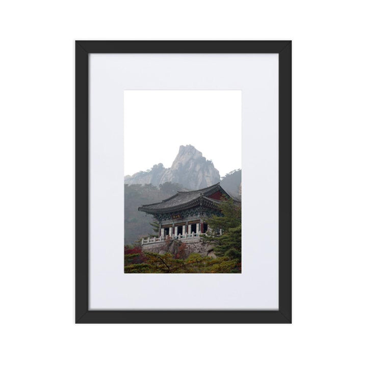 Tempel im Berg - Poster im Rahmen mit Passepartout Schwarz / 30×40 cm artlia