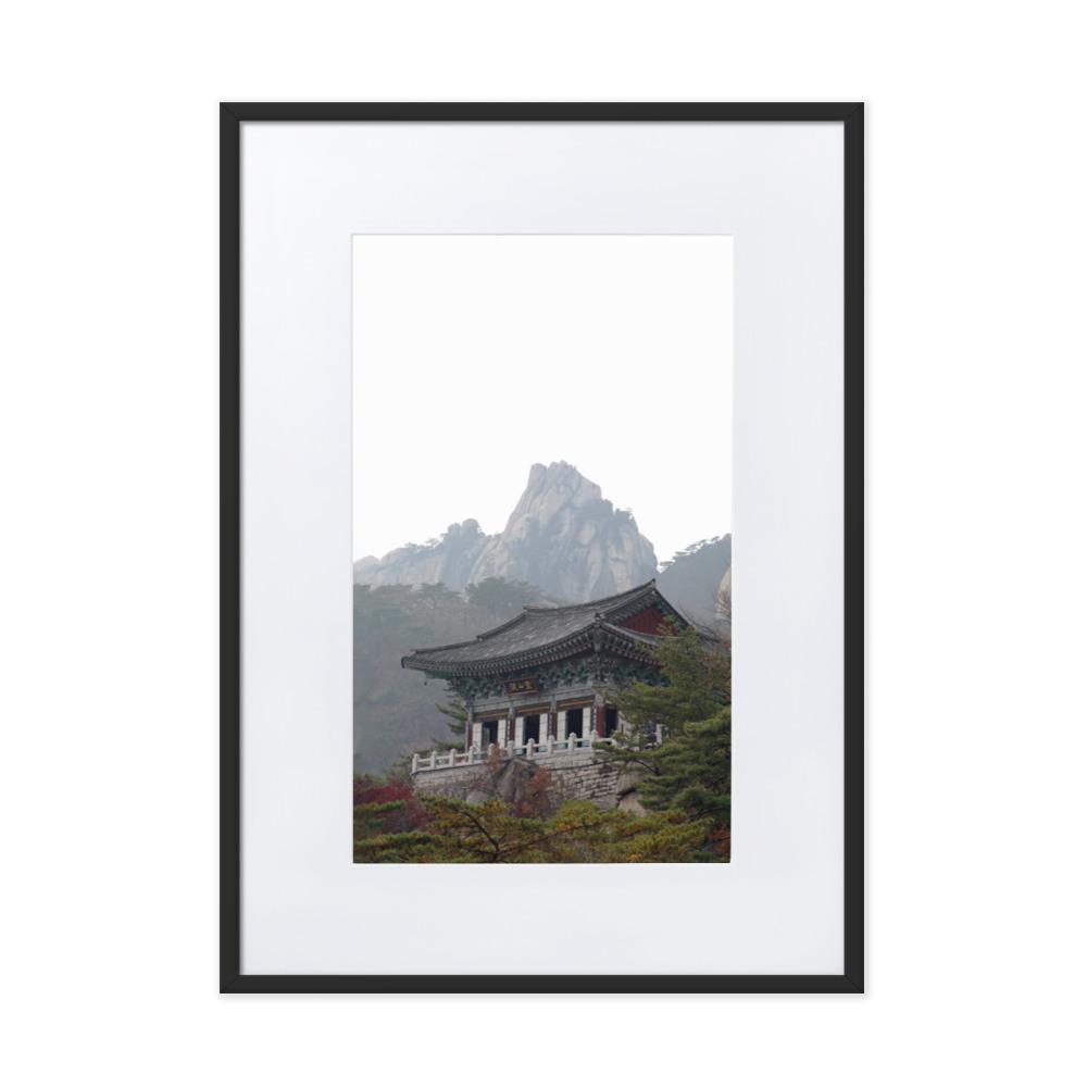 Tempel im Berg - Poster im Rahmen mit Passepartout Schwarz / 50×70 cm artlia
