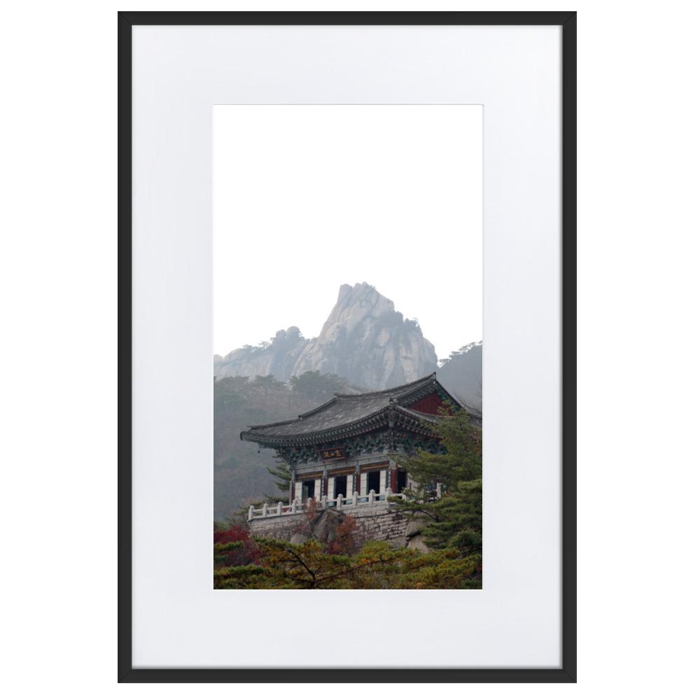 Tempel im Berg - Poster im Rahmen mit Passepartout Schwarz / 61×91 cm artlia