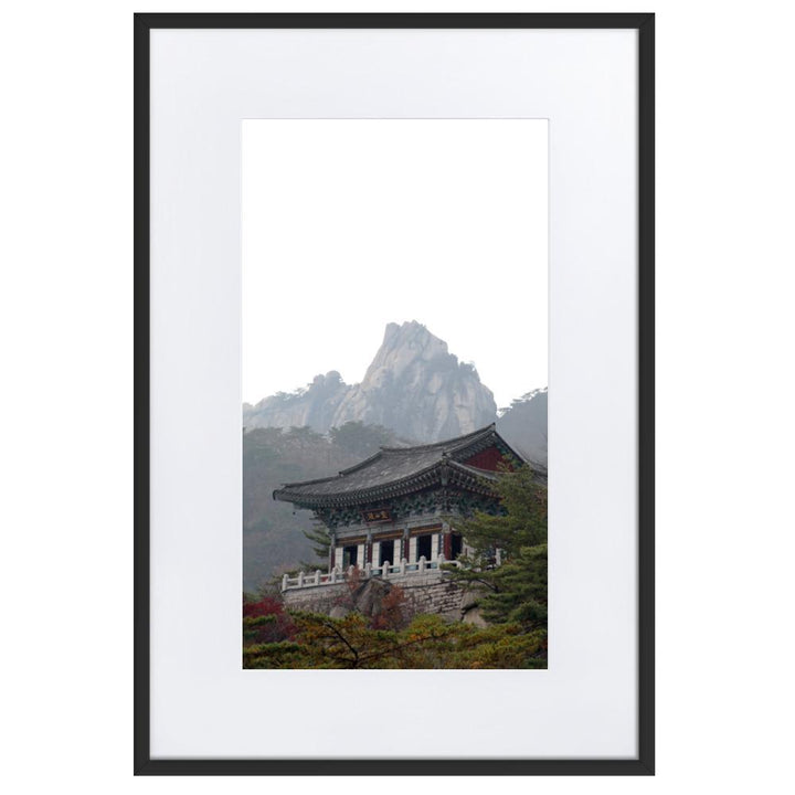 Tempel im Berg - Poster im Rahmen mit Passepartout Schwarz / 61×91 cm artlia