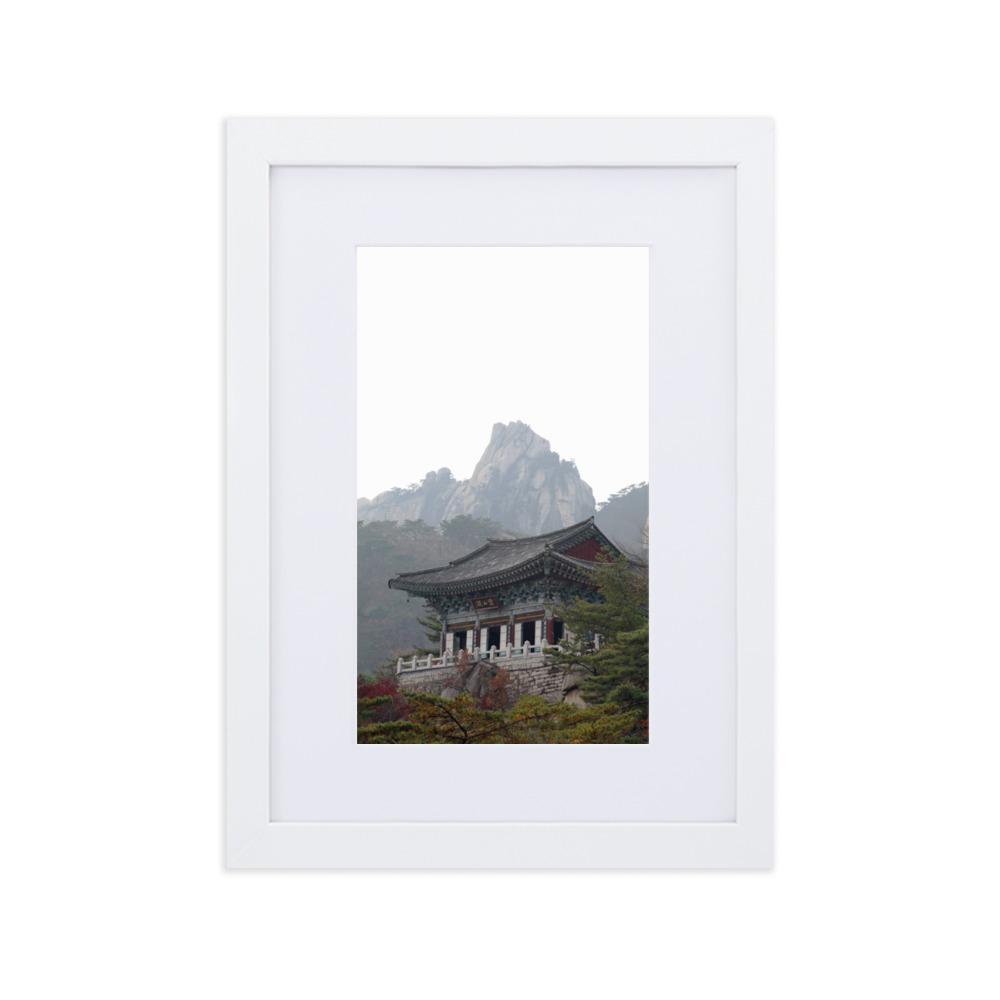 Tempel im Berg - Poster im Rahmen mit Passepartout Weiß / 21×30 cm artlia