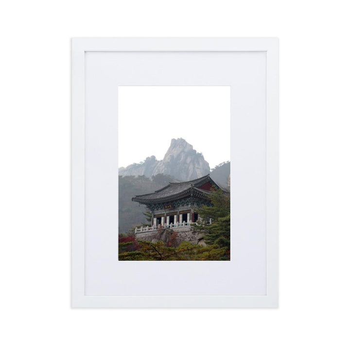 Tempel im Berg - Poster im Rahmen mit Passepartout Weiß / 30×40 cm artlia