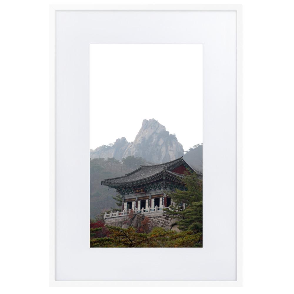 Tempel im Berg - Poster im Rahmen mit Passepartout Weiß / 61×91 cm artlia