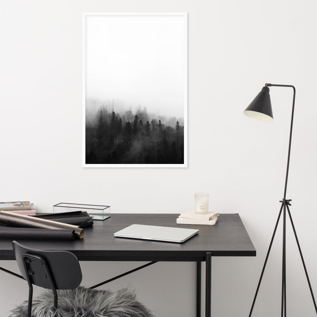 Wald im Nebel - Poster im Rahmen artlia