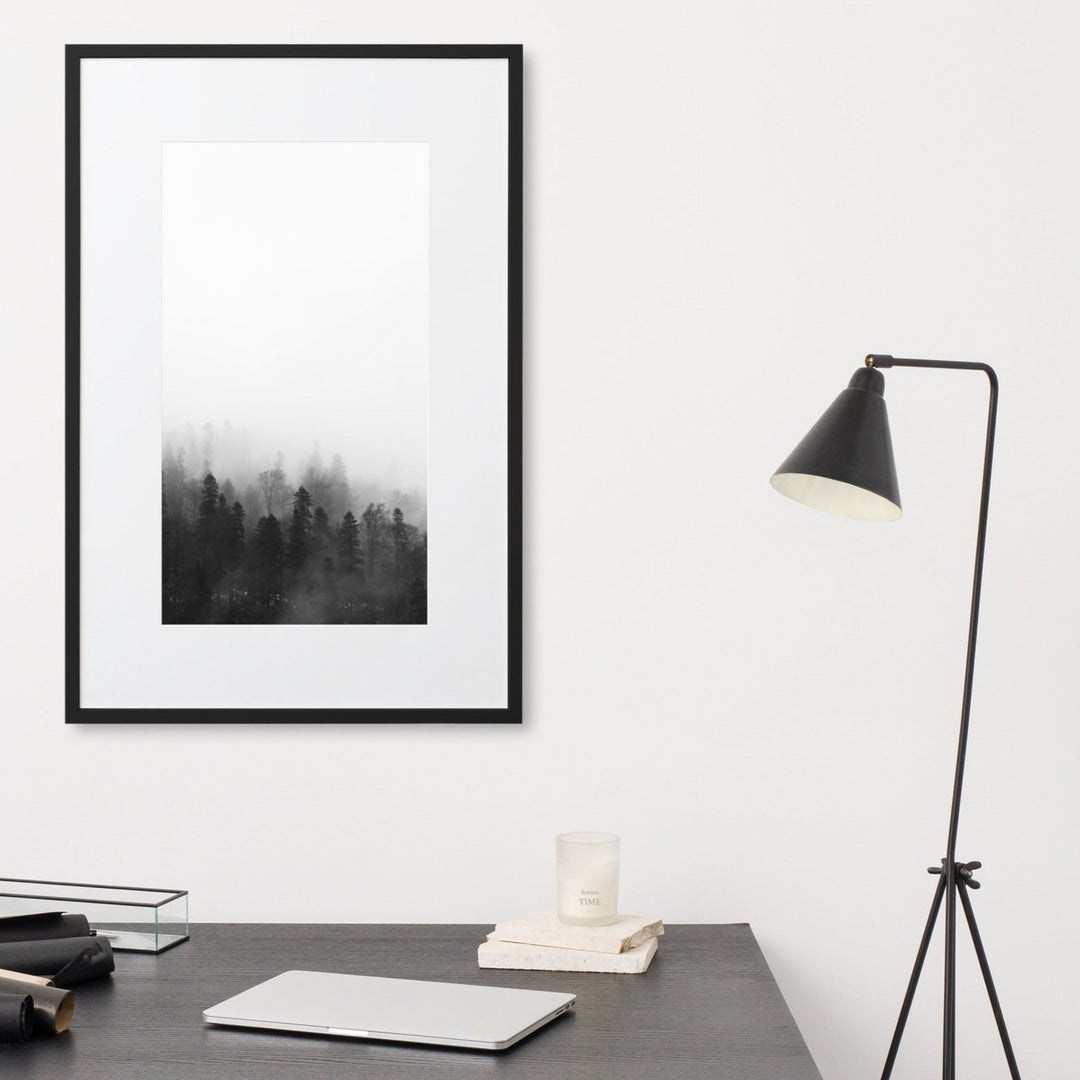 Wald im Nebel - Poster im Rahmen mit Passepartout artlia