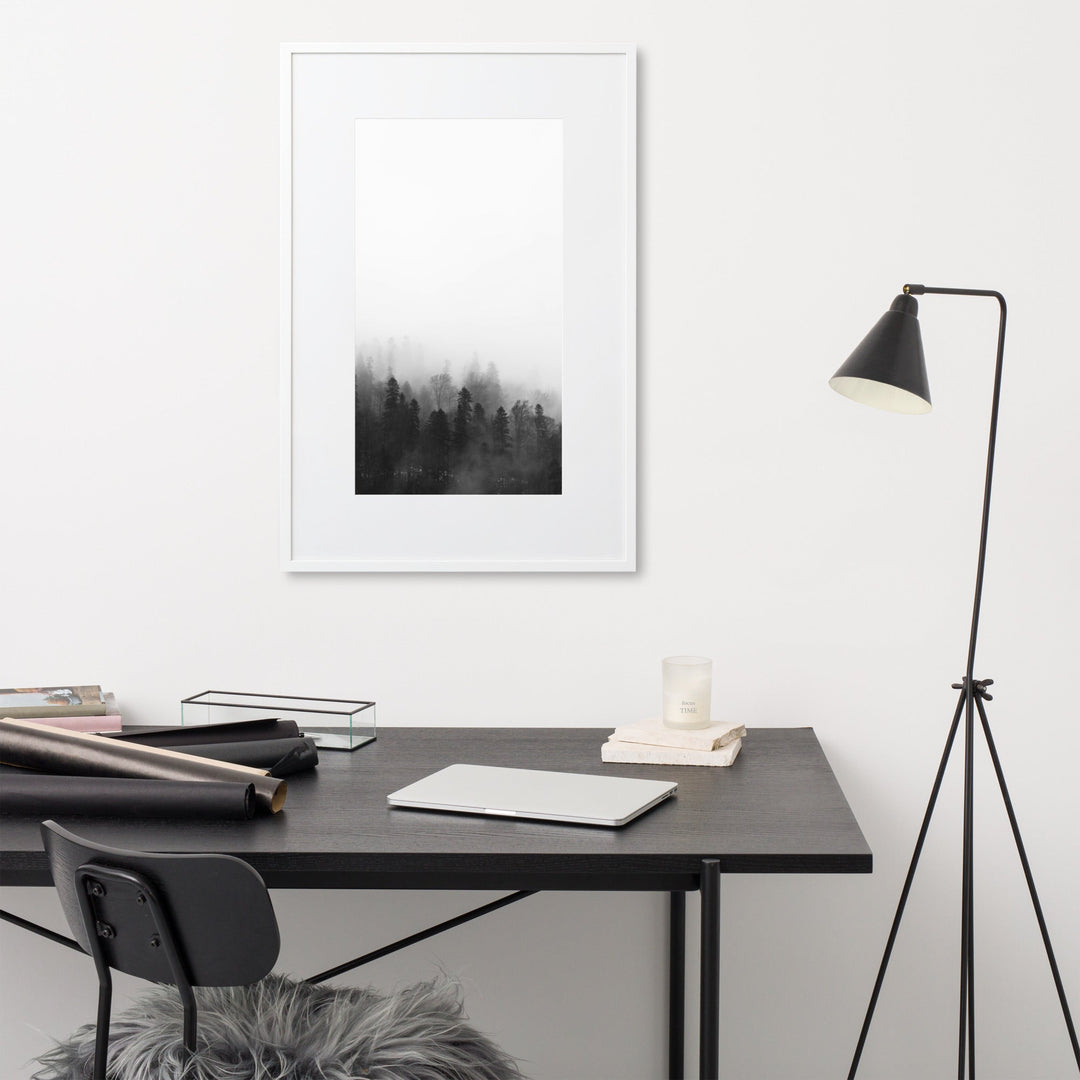 Wald im Nebel - Poster im Rahmen mit Passepartout artlia