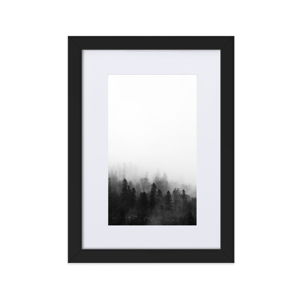 Wald im Nebel - Poster im Rahmen mit Passepartout Schwarz / 21×30 cm artlia