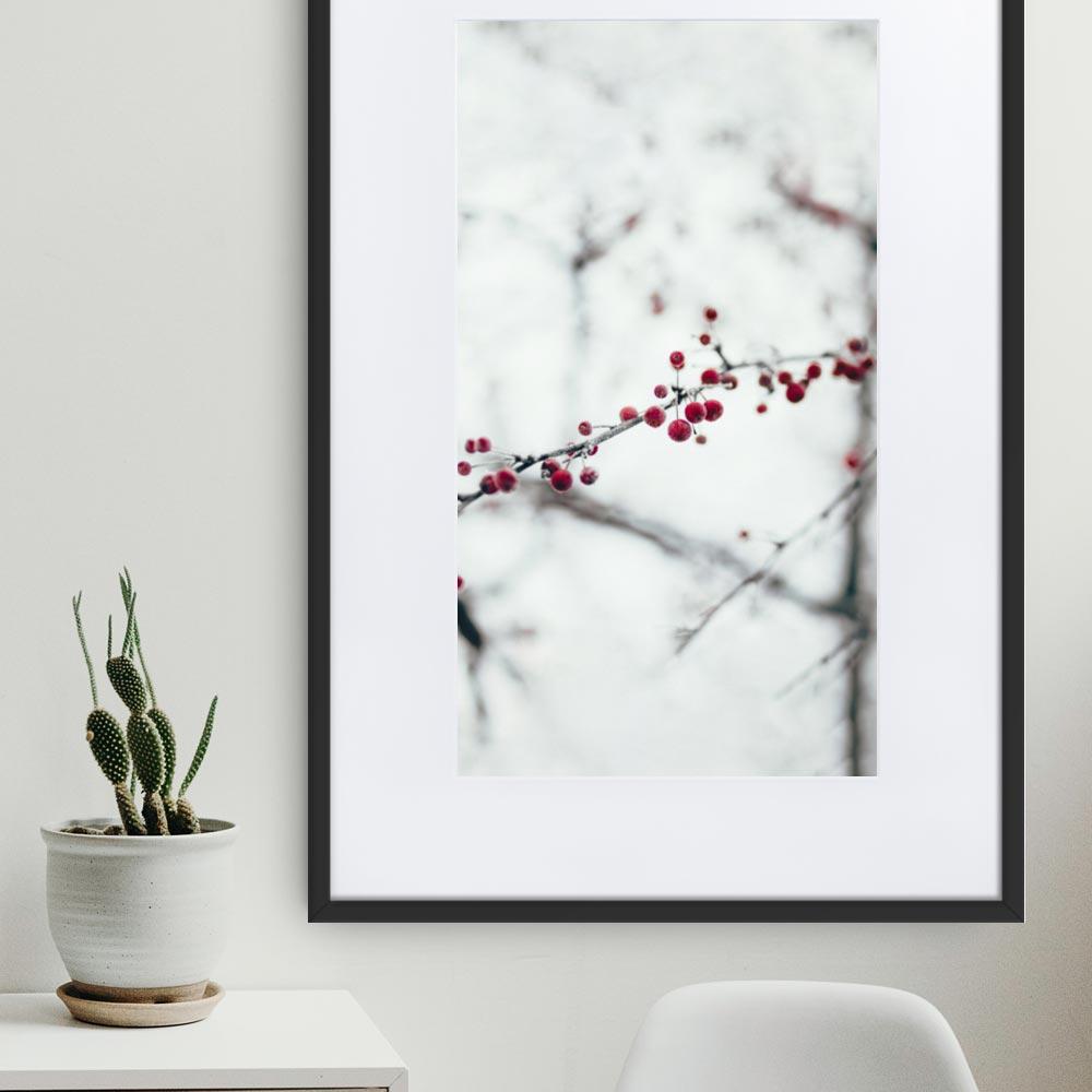 Winterbeeren - Poster im Rahmen mit Passepartout Schwarz / 61×91 cm artlia