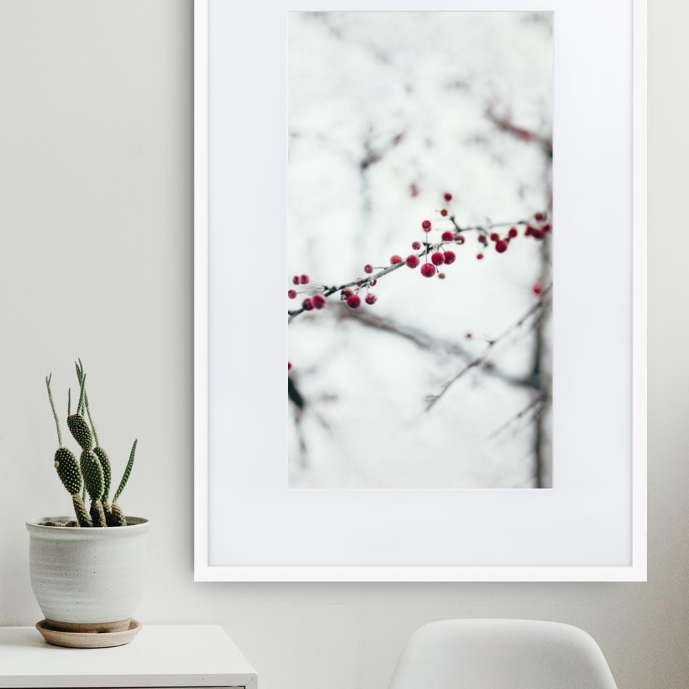 Winterbeeren - Poster im Rahmen mit Passepartout Weiß / 61×91 cm artlia