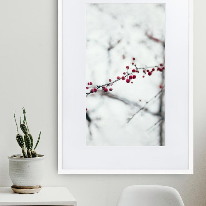 Winterbeeren - Poster im Rahmen mit Passepartout Weiß / 61×91 cm artlia