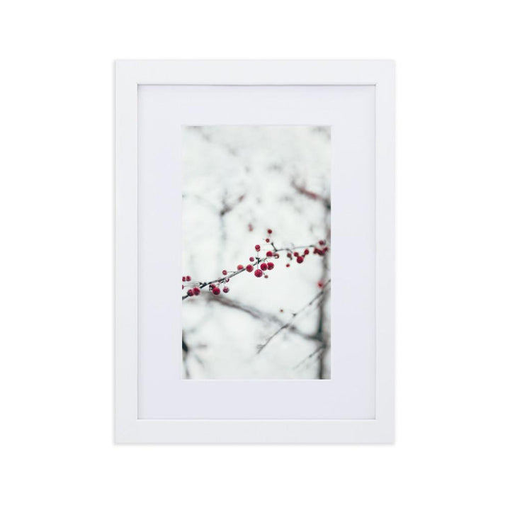 Winterbeeren - Poster im Rahmen mit Passepartout Weiß / 21×30 cm artlia