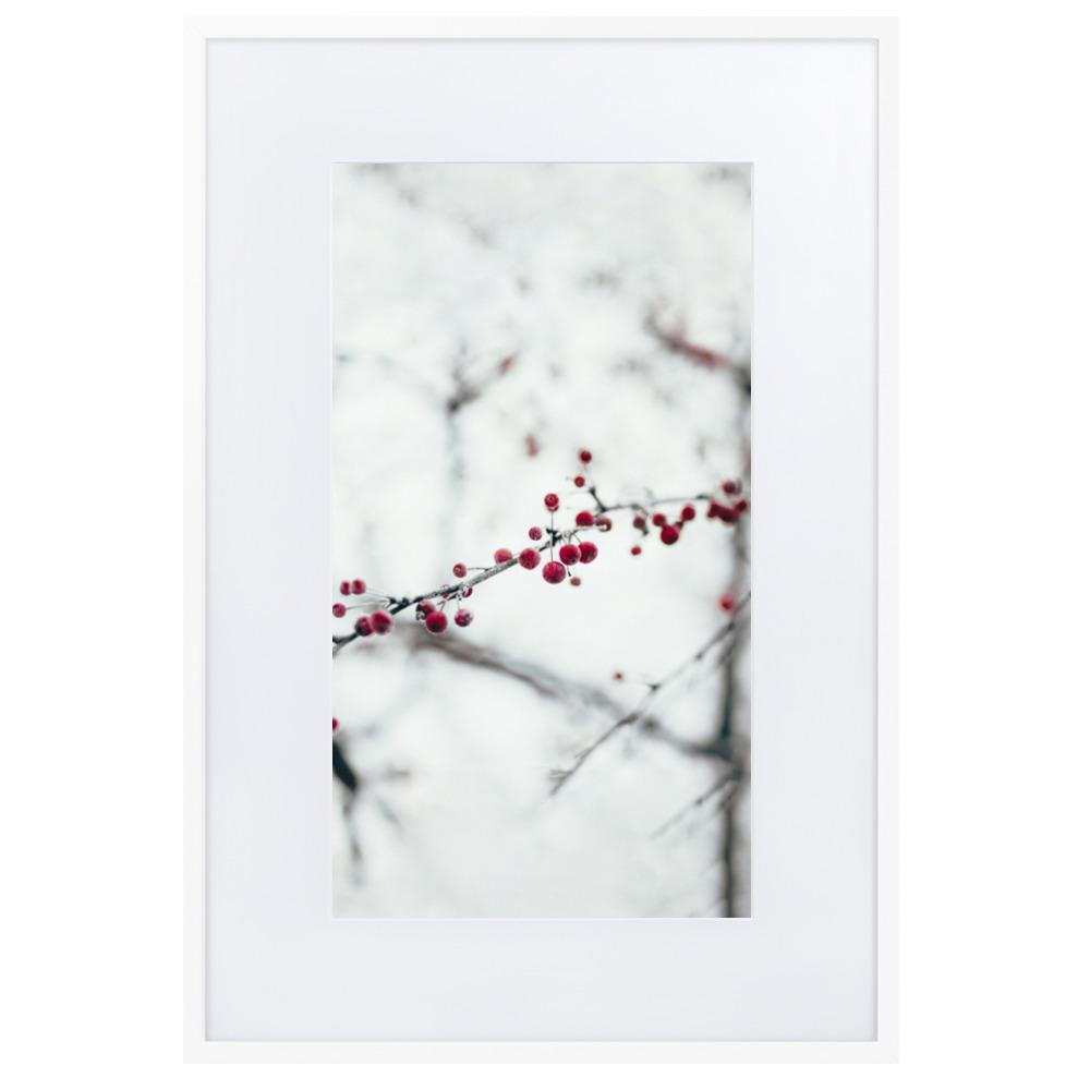Winterbeeren - Poster im Rahmen mit Passepartout artlia