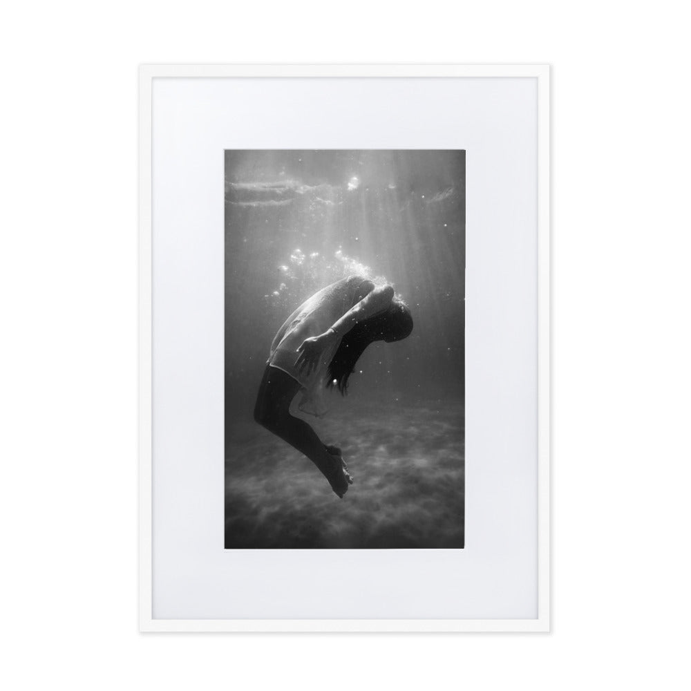 Poster mit Passepartout - girl in the water Kuratoren von artlia Weiß / 50×70 cm artlia